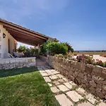 בית כפרי Masseria Sul Mare אבולה
